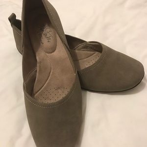 NWOT Life Stride Diana Flats